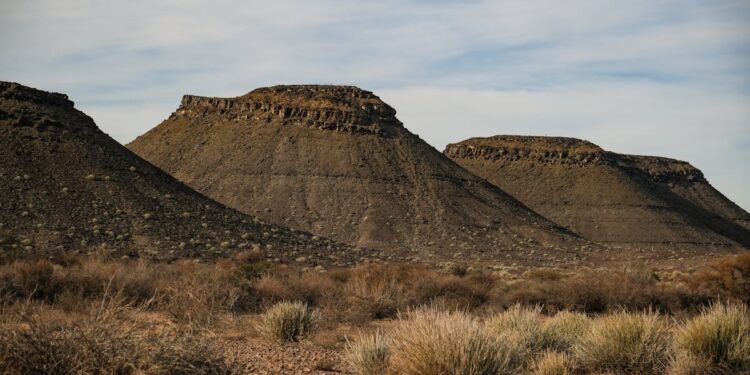 découvrez le monde fascinant des volcans : leur formation, leur rôle dans l'écosystème et les enjeux liés à leur activité. explorez les différents types de volcans et les paysages extraordinaires qu'ils créent.