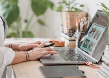 découvrez l'équité en milieu de travail et son impact sur la diversité, l'inclusion et la performance des employés. apprenez comment créer un environnement de travail juste et équitable pour tous.