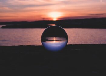 découvrez l'univers fascinant des cristaux : leurs propriétés, leurs bienfaits et leur utilisation en lithothérapie. plongez dans l'éclat et la magie des cristaux pour améliorer votre bien-être et votre environnement.