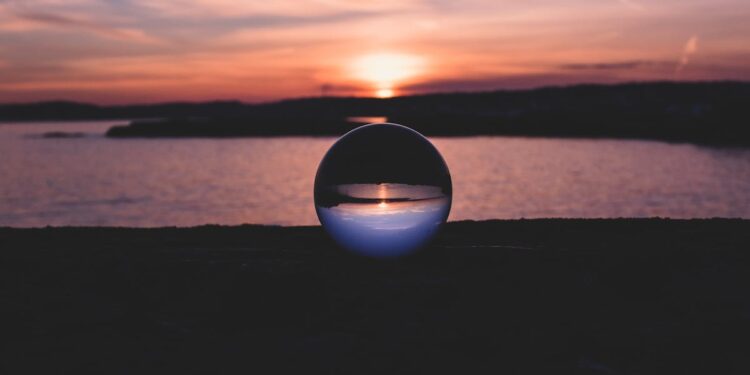 découvrez l'univers fascinant des cristaux : leurs propriétés, leurs bienfaits et leur utilisation en lithothérapie. plongez dans l'éclat et la magie des cristaux pour améliorer votre bien-être et votre environnement.