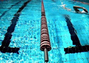 découvrez l'univers de la natation : conseils, techniques, bienfaits et équipements pour améliorer votre style de nage et profiter pleinement de l'eau.