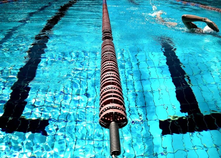 découvrez l'univers de la natation : conseils, techniques, bienfaits et équipements pour améliorer votre style de nage et profiter pleinement de l'eau.